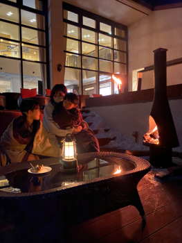 星見テラス。夜はナイトBARのドリンクをもちこめます。夜に薪ストーブ、焚火にあたりながら美しい八ヶ岳の星空を楽しみませんか