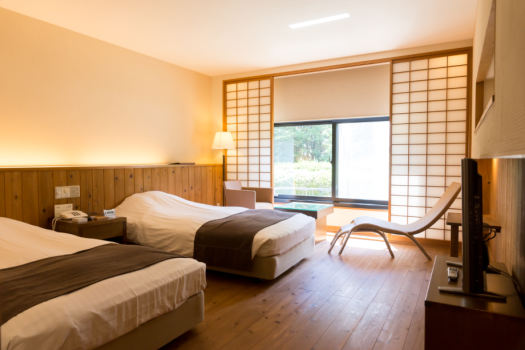 【洋室ツインルーム】ウッドデッキ調のおしゃれなお部屋です。その他10種類のお部屋タイプがございます。お好みのタイプでご予約ください。