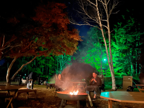 焚火BAR（21時～22時30分）。ブランケットに身を包み、リクライニングチェアに横たわりながらパチパチと爆ぜる焚火に耳をかたむける。お好みのドリンクを持ち込んで、冬だからこそ輝きを増す満天の星空を楽しんでくださいね。