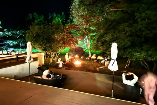 【星見テラス】夜はナイトBARのドリンクをもちこめます。夜に薪ストーブ、焚火にあたりながら美しい八ヶ岳の星空を楽しんでくださいね。
