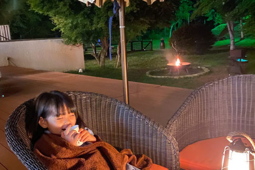 【星見のテラス】星見テラス。夜はナイトBARのドリンクをもちこめます。夜に薪ストーブ、焚火にあたりながら美しい八ヶ岳の星空をお愉しみください。