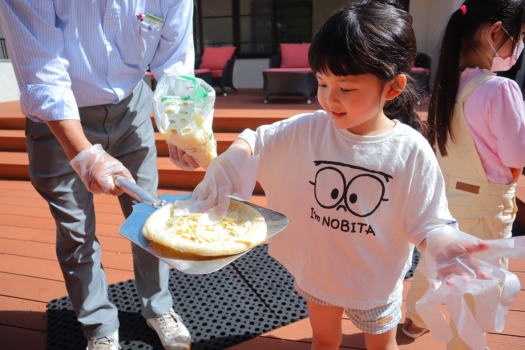 【オールインクルーシブ】ウエルカムフード。テラスの窯の焼きたてウエルカムピザ、巨大たき火での焼きマシュマロ、お菓子をご用意。特に焼きたてチーズピザはとても美味しいと評判。