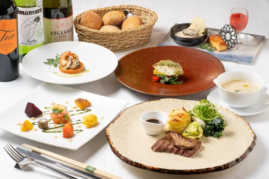 【オールインクルーシブ】夕食は【風プレミアム】コース。お箸で食べる肉と魚Wメインのカジュアルフレンチです。季節により料理内容がかわります。写真は春メニューです。