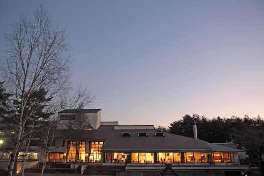 八ヶ岳南麓、標高1000ｍ。爽やかな風を感じてください