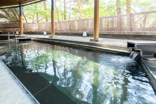 【露天風呂】芹ケ沢温泉（茅野市）を使用したアルカリ性単純温泉。八ヶ岳の自然を感じながら解放的な空間で日頃の疲れを癒してくださいね。