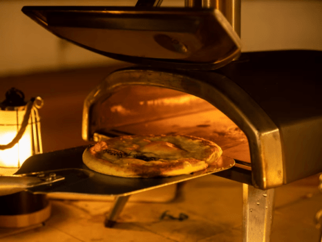 窯焼きウエルカムピザ/テラスで焼く焼きたてピザはとても美味しいと評判です。わんこ蕎麦のように出続けるので通称「わんこピザ」と呼ばれています。