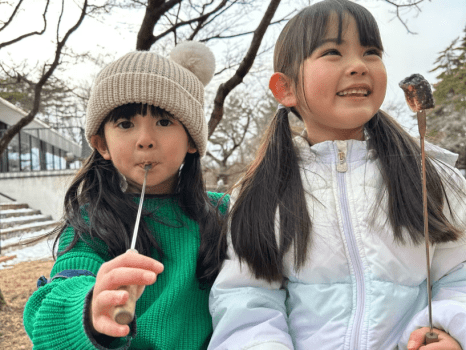 焚火で焼きマシュマロ：大きな焚火で焼くマシュマロは、ご自宅ではなかなか体験できないだけでなく、とても美味しいですよ。