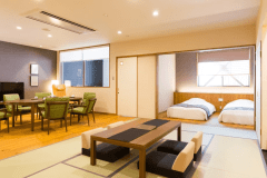 【檜風呂温泉付スイートルーム】風かのスイートルームで最も大きい広々100平米。ベッドルーム２室は襖で仕切ることが可能です。