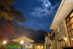 【八ヶ岳ホテル風か】星見テラス｜夜はナイトBARのドリンクをもちこめます。夜に薪ストーブ、焚火にあたりながら美しい八ヶ岳の星空をご堪能ください。