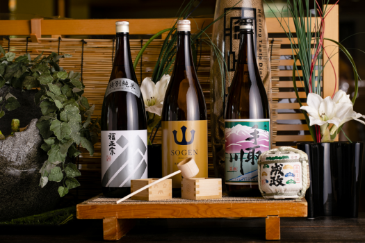 全国屈指の酒どころ「石川」ならではの厳選した地酒を豊富にご用意。飲み比ベもお愉しみいただけます。