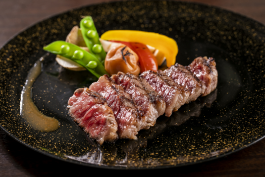 【極上牛ステーキ】程よく入ったサシに、柔らかな肉質。噛んだ瞬間、肉汁が溢れる至福のひとさら。