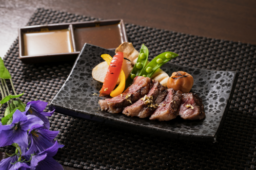 【極上牛ステーキ】程よく入ったサシに柔らかな肉質。上質な極上牛をフレッシュな地元野菜のグリルと共に。