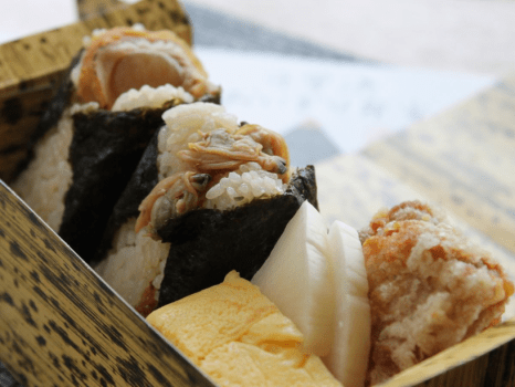 具だくさんの「里海おにぎり」に、箸休めのおかずを添えて。
ゆ華オリジナル　千里浜おにぎり弁当