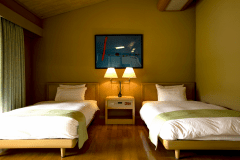 ■コテージ-和洋室-■快眠を誘うシモンズ製ベッドでごゆっくりお休みください。