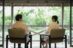 緑豊かなお庭を眺めながら過ごすひととき。やさしい時間が流れます＿＿＿。