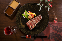 【肉プレミアム】程よく入ったサシに、柔らかな肉質。噛んだ瞬間、肉汁が溢れる至福のひとさら。