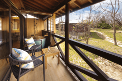 2023年改装【客室露天風呂付‐はなれ】テラスからは、四季が彩る広大な敷地を見渡せます