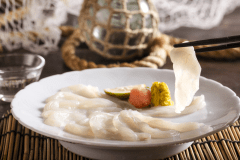 獲れたて新鮮なフグを丁寧に調理！透き通る身は歯ごたえがあり、旨みが広がります