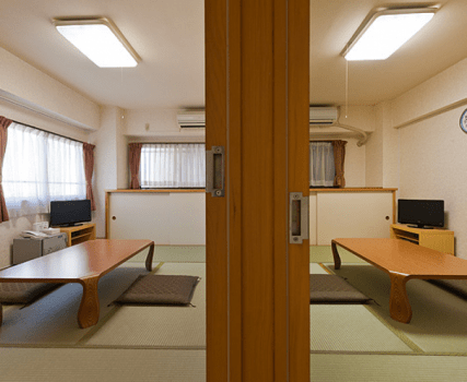 バス・ミニキッチン付の7.5畳和室が扉で繋がっているお部屋です。