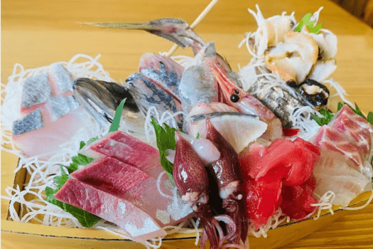 地魚の新鮮な舟盛り