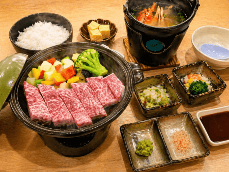熱海でお肉が食べたい方におすすめ！前沢牛の陶板焼きがメインの定食プランです。
お客様のお部屋にて、専用の陶板でお好みの焼き加減に仕上げてお召し上がりいただきます。