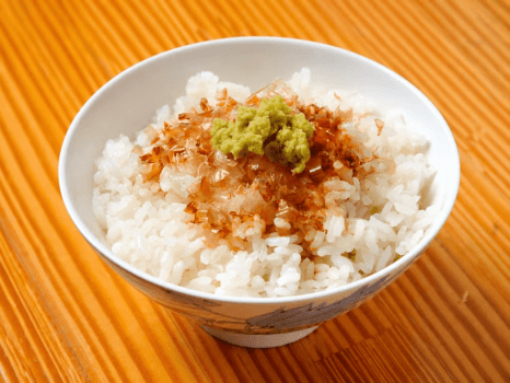 炊きたてのご飯にかつお節と、わさび、醤油をかけて食べる静岡県河津町発祥のシンプルで贅沢なご当地グルメ