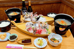 地元鮮魚店から仕入れる舟盛り定食