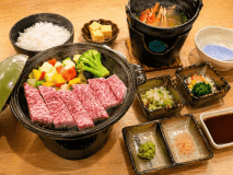 熱海でお肉が食べたい方におすすめ！前沢牛の陶板焼きがメインの定食プランです。
お客様のお部屋にて、専用の陶板でお好みの焼き加減に仕上げてお召し上がりいただきます。