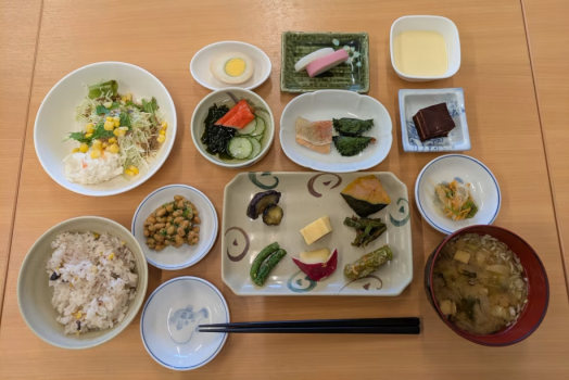 南房総産の新鮮野菜や郷土料理を中心に、ほとんどの料理を手作りでご用意しています。地元の主婦たちが愛情を込めて毎朝調理する、ぬくもりあふれる味わいです。コンドミニアムホテルならではの、家庭的でやさしい朝食をお楽しみください。 南房総産の新鮮野菜や郷土料理を中心に、ほとんどの料理を手作りでご用意しています。地元の主婦たちが愛情を込めて毎朝調理する、ぬくもりあふれる味わいです。コンドミニアムホテルならではの、家庭的でやさしい朝食をお楽しみください。