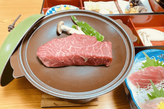お肉は陶板にてご自分で焼く体験スタイルです！