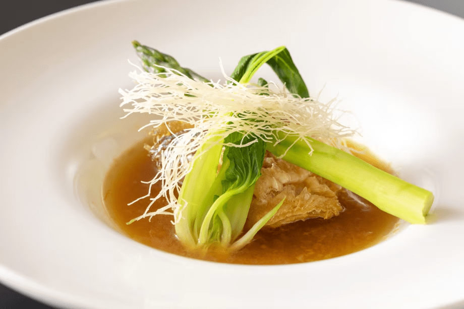 【オーシャンリゾートホテル&スパ うみんぴあ】2026春 －若狭の甘鯛の鱗焼き　ブイヤベースのスープ仕立て－