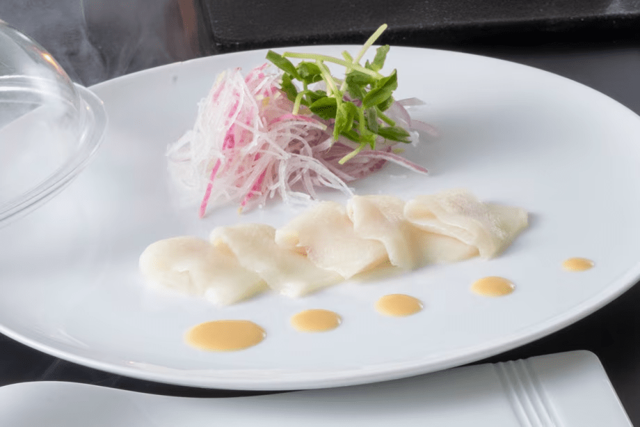 【オーシャンリゾートホテル&スパ うみんぴあ】2026春－本日の鮮魚のカルパッチョ　瞬間スモーク－