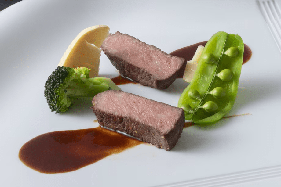 【オーシャンリゾートホテル&スパ うみんぴあ】2026春－黒毛和牛のロースト　赤ワインソース－