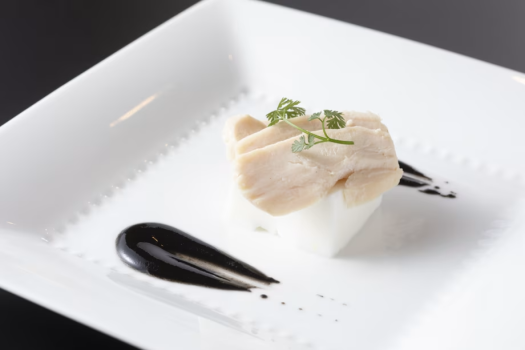 【オーシャンリゾートホテル&スパ うみんぴあ】2025年夏 －国産鶏むね肉のハム仕立てとチーズ豆腐－