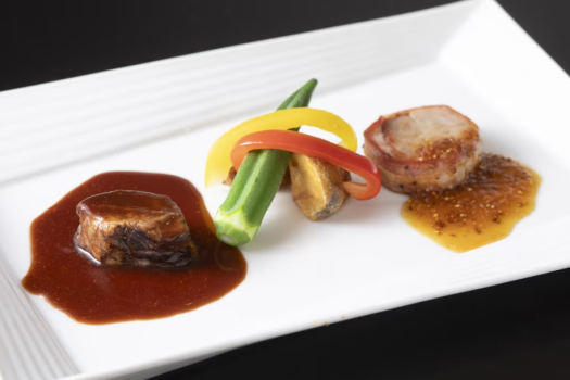 【オーシャンリゾートホテル&スパ うみんぴあ】2025年夏 －本日のお肉料理－