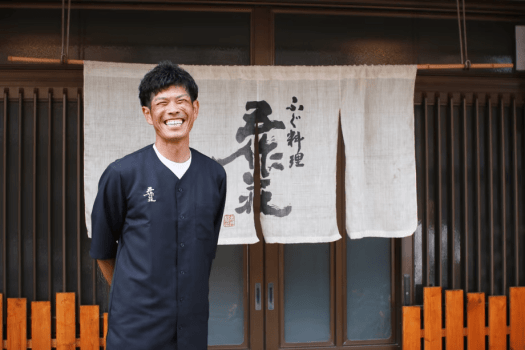 【ふぐ料理 五作荘】ホテル⇔料理店 往復送迎付き!ご夕食は、昭和31年に天然とらふぐの蓄養に成功した料理民宿「ふぐ料理五作荘」にて。 【ふぐ料理 五作荘】ホテル⇔料理店 往復送迎付き!ご夕食は、昭和31年に天然とらふぐの蓄養に成功した料理民宿「ふぐ料理五作荘」にて。