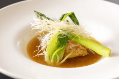 【オーシャンリゾートホテル&スパ うみんぴあ】2026春 －若狭の甘鯛の鱗焼き　ブイヤベースのスープ仕立て－