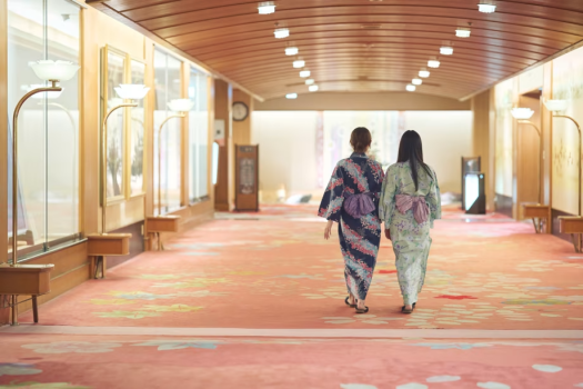 絵画や陶磁器をはじめとした様々な美術品が、館内各所で皆さまをお迎えします。