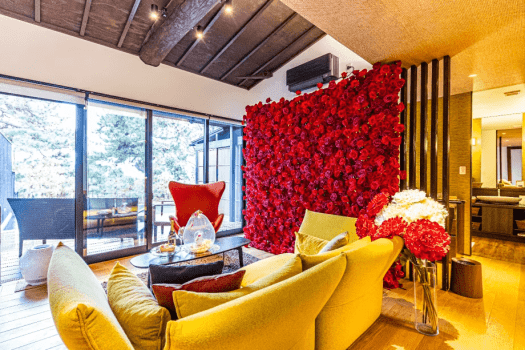 【アニバーサリープラン】色鮮やかなローズウォールが印象的なリビングで、大切な方と過ごす特別なアニバーサリー