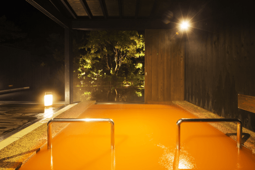 【客室露天風呂-金温泉】当館の自家源泉である「金温泉」血行促進に効果的