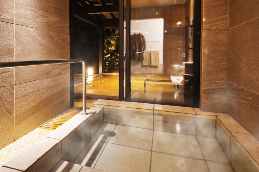 【客室露天風呂-銀温泉】無色透明なとろりとした湯。女性に嬉しい「保湿効果」の高さが特徴です