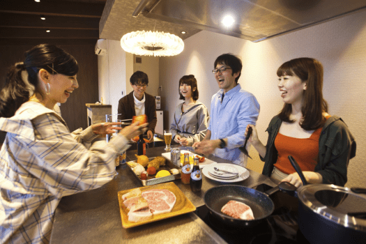 買い出しが終わったら&hellip;広くて快適なキッチンで夕食準備♪みんなでいれば、いつだって笑いが絶えません