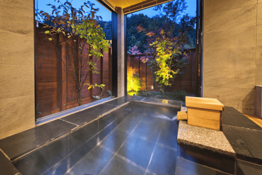【スイート・スタンダード】＜客室温泉‐銀の湯＞窓を開ければ、解放感溢れる気分もご体感いただけます。