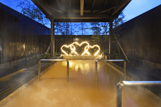 【貸切露天風呂】＜海－KAI＞じんわりと身体を内側からあたためる「赤湯」の温泉を、大人数でも広々と。