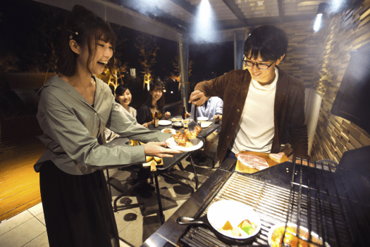 【グランピングBBQ】今宵の腕の見せ所！絶妙な加減で焼き上げれば、みんなの嬉い声が湧きあがります