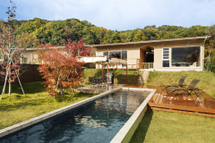 【スタンダードDOG】＜デッキテラス＞暖かく太陽が照らす緑豊かな空間で、愛犬とのんびり