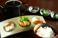 金目茶漬け：金目鯛の煮付け、づけ、塩焼きを食べ比べ。