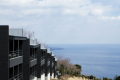 二階棟外観：全てのお部屋から絶景の海の景色をお楽しみ頂けます。