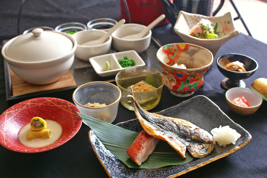 当館のご朝食は、心と身体に優しい和食を主体としてご用意させて頂きます。