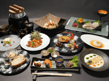 空海懐石（R4/9/11～）：伊勢海老、鮑、ズワイガニ、ウニなど海の幸をふんだんに使用しています。 和牛のステーキや伊勢海老料理の他、スモークサーモンのディップ添えをメインとした内容です。 その他にも、炙り金目の赤酢飯やキャビアやトリュフをなどの高級食材を使用した料理をご提供致します。